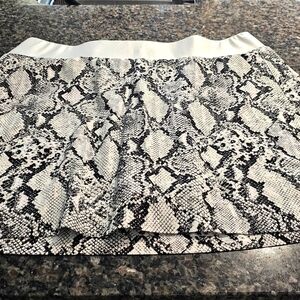 The Limited Black and White Snake Print Skort W/pockets    Waste 18 W/ Stretch